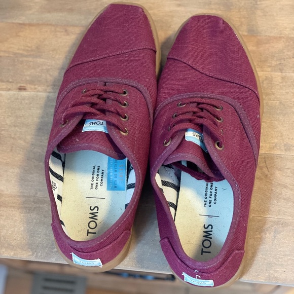 Men’s Toms Burgundy Sneakers - Size 10 - Picture 3 of 5